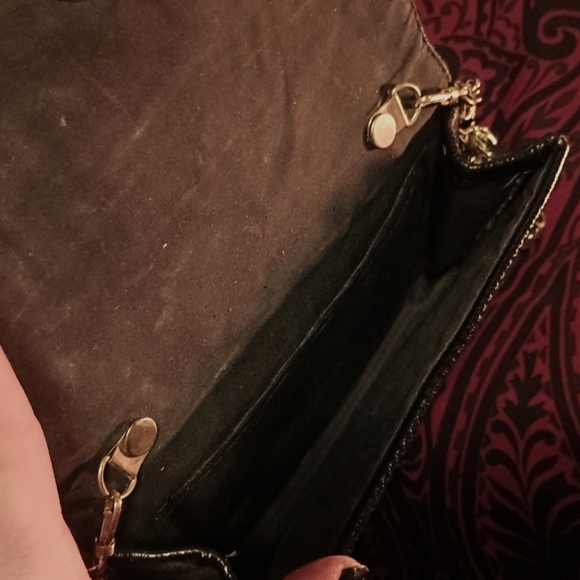 VTG BLACK CROSSBODY BAG W/ METAL EMBLEM & MIXED CHAIN - Picture 8 of 9